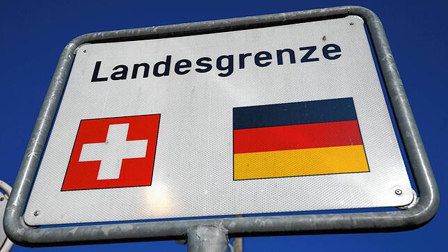 Ein Länderschild „Deutschland-Schweiz“ an der Grenze in Lörrach. (Symbolbild)