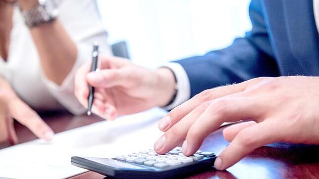 Wer Schulden hat, dessen Einkommen kann gepfändet werden. Wie viel Geld behalten werden darf, richtet sich nach der Pfändungstabelle.