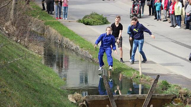 Der erste Sprung von Jenny Berger als Bärin in Lausheim gelang punktgenau. Bild Lucia van Kreuningen