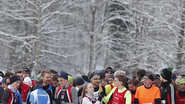 Bestes Crosslauf-Wetter herrschte beim dritten Lauf der Crosslaufserie (hier die Teilnehmer vor dem Start des Hauptlaufes) in Stockach. ...