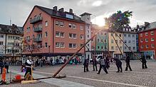Häfler Zimmerer stemmen den Narrenbaum in mühsamer Handarbeit nach oben. Das Aufstellen am Adenauerplatz hatte sich etwas verzögert: Der ...