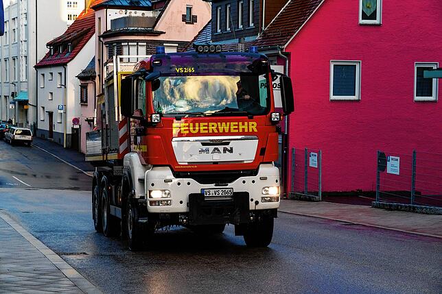 Überall in der Stadt ist die Feuerwehr unterwegs, so wie hier am Rathausplatz.
