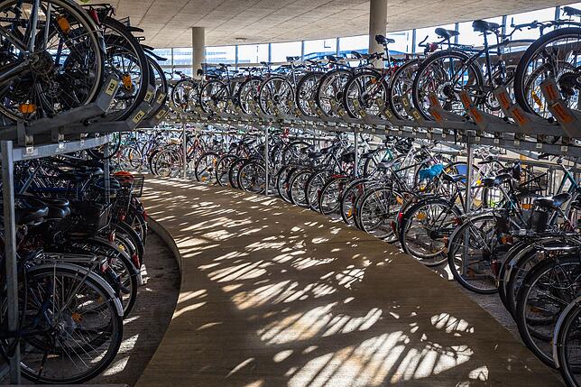 Ein Fahrradparkhaus in Freiburg.