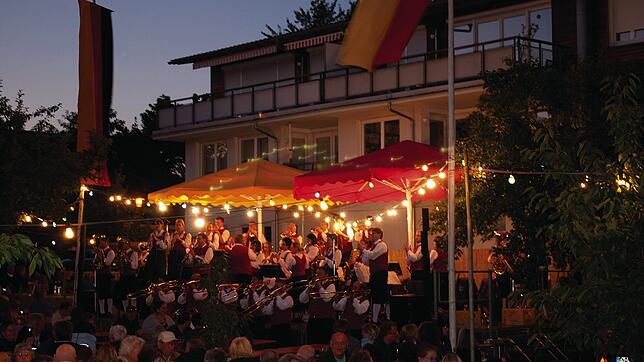 Ein stimmungsvoller Festplatz unter Obstbäumen, Live-Musik, Speis und Trank und gute Laune: Am Donnerstag, 19. Juli, beginnt das ...