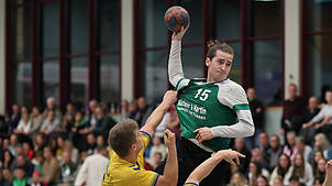 Zwei Derbys gibt es in dieser Oberligasaison zwischen der HSG Konstanz II und dem TV Ehingen (Niklas Duffner am Ball).