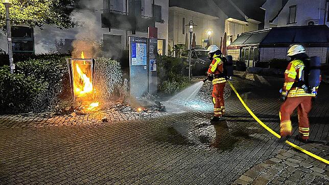 Völlig ausgebrannt ist in der Nacht zum Mittwoch der Bücherschrank am Rudolf-Eberle-Platz.