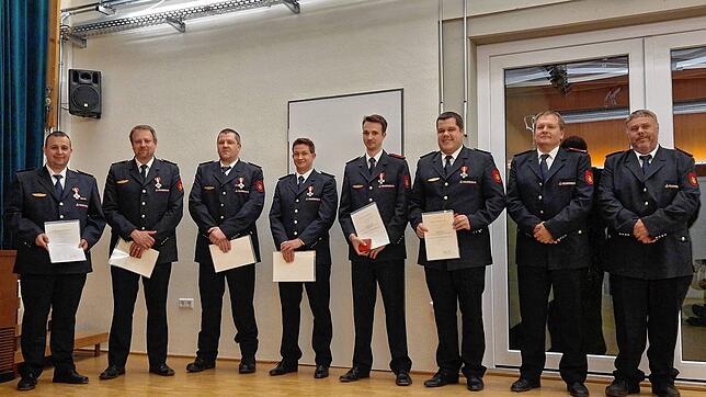 Steffen Bretzke, Christian Pichler und Philipp Wagner wurden mit dem Ehrenkreuz in Silber für 25 Jahre Feuerwehrdienst geehrt. Jeff ...