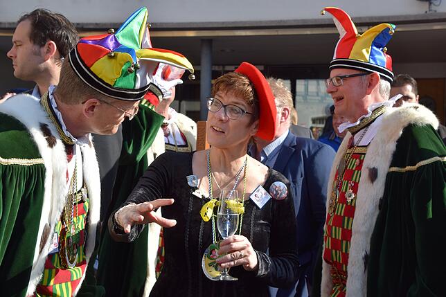 Bild 15: AKK tanzt durch die Straßen: Noch mehr Bilder vom Umzug am Schmotzigen Dunschtig in Stockach