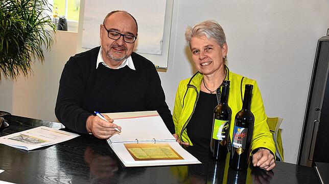 Der Stadtpräsident Markus Birk und die Winzerin Marlies Keller kämpfen dafür, dass der Diessenhofer Bürger- und Stadtwein das AOC ...