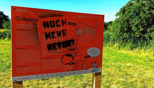 &bdquo;Noch mehr Beton?&ldquo;, fragen der oder die Täter rhetorisch auf anderen Infotafeln.