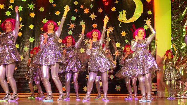 Als Space Girls brachte das Ala-Bock-Damenballett Schwung in die Galaxie.