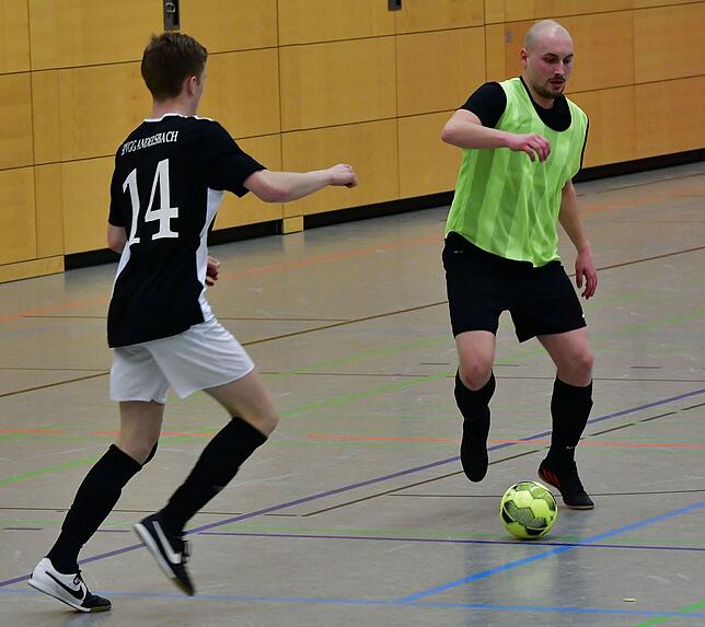 Bild 10: SV 08 Laufenburg stürmt gegen Spvgg. Andelsbach furios ins Endspiel