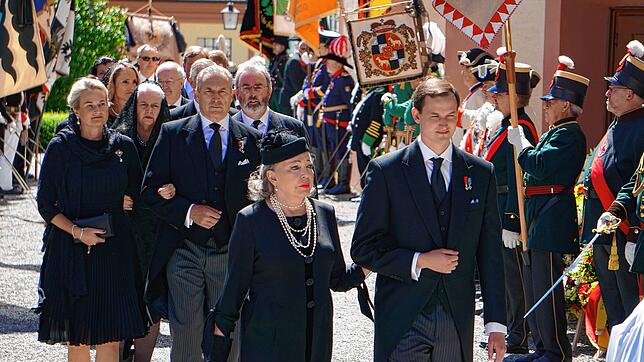 Vor Beginn der Trauerfeier auf dem Weg in die Kirche: Witwe Diane Herzogin von Württemberg mit ihrem Enkel und Nachfolger als Chef des ...