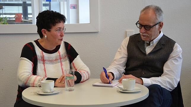 Birgit Homburger schaut nur mal auf einen Kaffee in der Redaktion vorbei, doch während der Plauderei greift SÜDKURIER-Redakteur Torsten ...