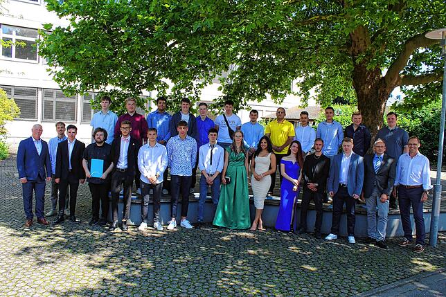 Die Klasse 13/3 des Technischen Gymnasiums der Hohentwiel-Gewerbeschule freut sich, dass sie das Abitur geschafft hat.