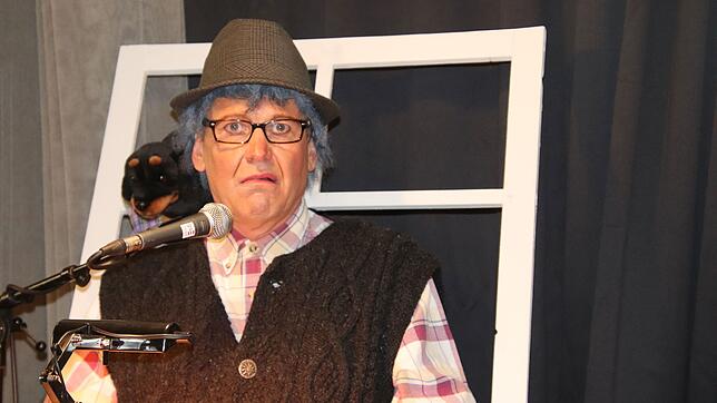 Wie kann man nur so herrlich doof aus dem Fenster blicken? Herbert Gomeringer beim Dorferschoppen 2020