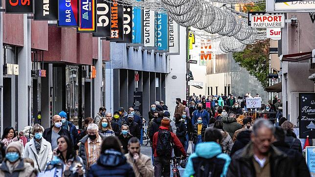 Die Menschen bummeln in der Altstadt von Luzern. Die Inflation in der Schweiz könnte Prognosen zufolge wieder ansteigen.