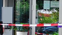 Der Bereich um die Eingangstür zum Restaurant in Rheinfelden und damit zum Tatort war am Dienstagmittag noch abgesperrt.