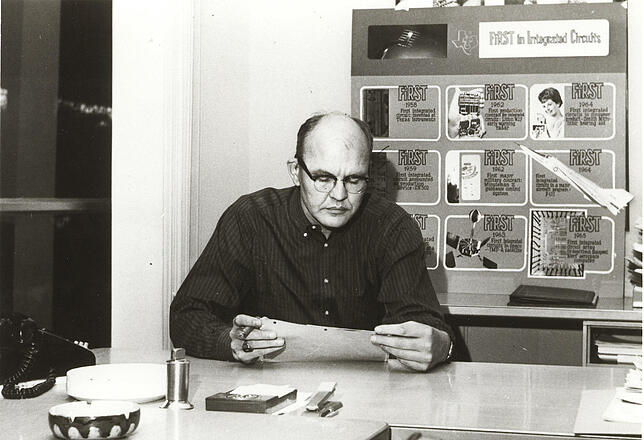 50 Jahre Taschenrechner Das undatierte Bild zeigt den US-Physiker Jack Kilby in seinem Büro. Vor 50 Jahren, am 29. März 1967, stellte US-Physiker Jack Kilby ...