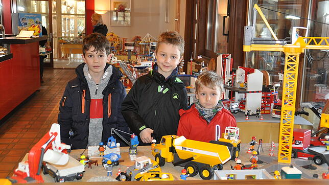 Roman, Jonas und Maxim bestaunen die vielen Playmobil-Spielsachen. Sie selbst haben auch ein Playmobil-Zimmer zum Spielen.