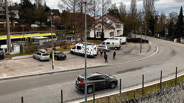 Wer hier in Überlingen beim Bahnhof Therme parkte, kassierte einen Strafzettel &ndash; bis die Stadt den Platz schließlich mit Gittern ...