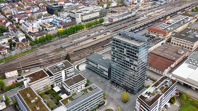 Der Hegau Tower beim Singener Bahnhof aus der Luft gesehen. Das Bild stammt aus dem Frühjahr 2019, im Hintergrund ist die Baustelle des ...