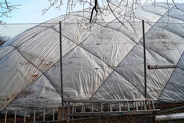 Die Traglufthalle des TC Dettingen-Wallhausen hat sichtlich gelitten. Während die Außenhülle durch einen kräftigen Regen weitgehend ...