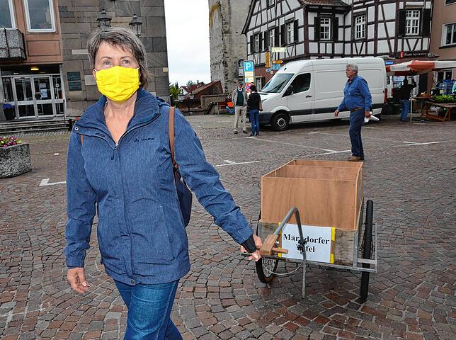 Hildegard Schulle sammelt auf dem Wochenmarkt Lebensmittelspenden für Bedürftige.