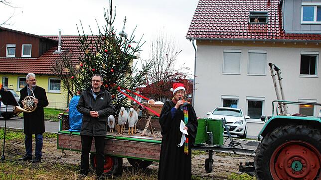 Pastor Rouven Birkle von der Methodistischen Gemeinde und Dekanin Regine Klusmann von der evangelischen Gemeinde vor dem ...