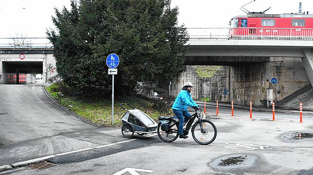Der Abzweig der Fittingstraße (im Vordergrund) von der Güterstraße (im Hintergrund hinter den Pollern) soll für den Autoverkehr auch ...