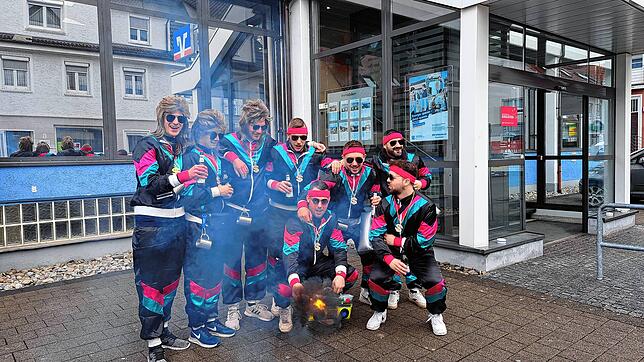 Diese Gruppe feierte zur Fasnacht die schrille Mode der achtziger Jahre.