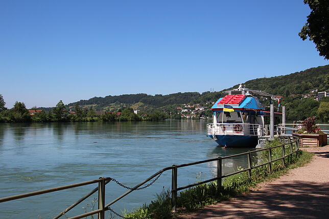 Die Promenade entlang des Rheins lädt zum Spazieren ein. Außerdem gibt es die Möglichkeit, eine Rheinrundfahrt zu machen.
