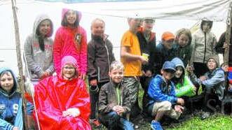 Die beim Sommerferienprogramm teilnehmenden Kinder hatten viel Spaß bei der Übernachtung unter freiem Himmel bei der Bildtanne. Links im ...