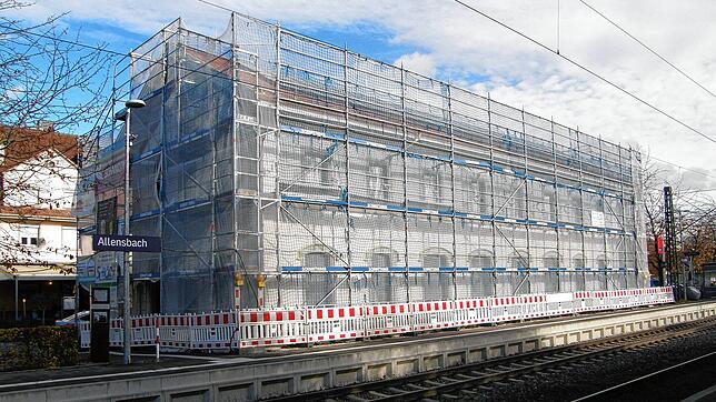 Bei der Sanierung des Allensbacher Bahnhofs kommen immer noch weitere Arbeiten dazu. Immerhin soll das Gerüst nun bald verschwinden.