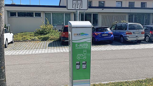 Mit den E-Ladesäulen für Personenwagen trägt die EVKR der E-Mobilität Rechnung.