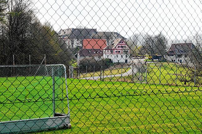 Das Sportgelände von Schloss Hohenfels. Hier könnte nach den neuesten Plänen ein Kulturhaus entstehen, als zusätzliche Attraktion für ...