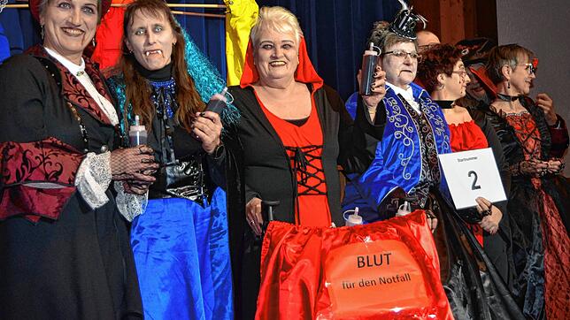 Wer hat Angst vor dem Vampir? Diese Gruppe wohl eher nicht. Auch in diesem Jahr glänzten die Teilnehmer des &bdquo;FuN&ldquo;-Balls in ...