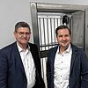 Eine schwere Stahltür sichert den Schließfachraum: Martin Volz (Direktor Privatkunden) und Niederlassungsleiter Timo Jehle vor dem Safe ...