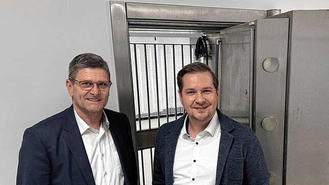 Eine schwere Stahltür sichert den Schließfachraum: Martin Volz (Direktor Privatkunden) und Niederlassungsleiter Timo Jehle vor dem Safe ...