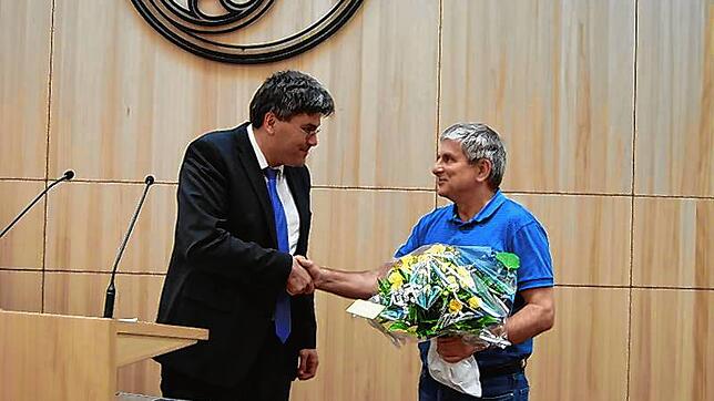 Auch Blumen für die Ehefrau nahm der scheidende Kreisrat Martin Albers (rechts) von Landrat Martin Kistler entgegen.