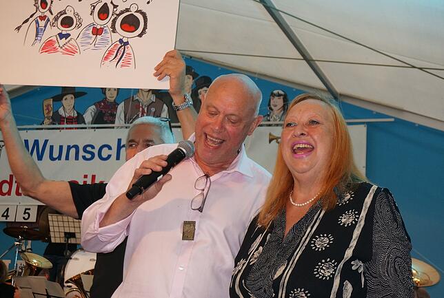 John Lamb (Bürgermeister von Lewes) und seine Frau Gaynor Lamb singen beim Wunschkonzert der Stadtmusik Waldshut &bdquo;Sussex Of The ...