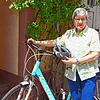 Auch mit 80 Jahren ist Christa Lörcher noch eine begeisterte Radfahrerin. Den Helm trägt sie immer beim Radeln, nur für das Foto hat sie ...