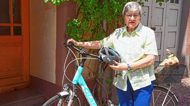 Auch mit 80 Jahren ist Christa Lörcher noch eine begeisterte Radfahrerin. Den Helm trägt sie immer beim Radeln, nur für das Foto hat sie ...