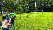 Gebannt beobachten die Kinder den Start einer der selbst gebauten Raketen. Dazu benötigen sie nur eine Plastikflasche, Wasser und eine ...