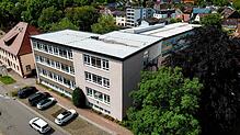 Die Stadt Bad Dürrheim könnte Dächer für PV-Anlagen nutzen, wie hier auf der Grund- und Werkrealschule. Foto: Hans-Jürgen Götz