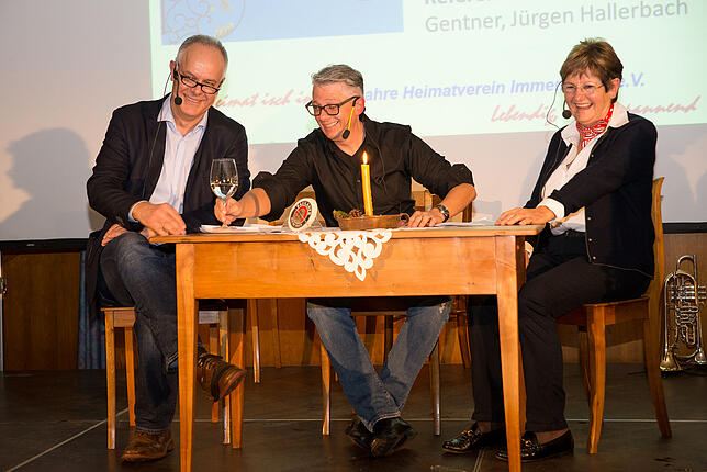 Jürgen Hallerbach (links) und seien Tante Christel Gentner geborene Rebstein erzählten Moderator Thomas Schmidt und den Besuchern des ...
