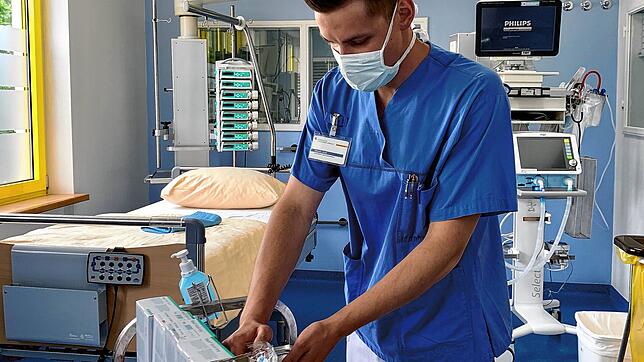 Dieses Bild entstand im Mai 2020 und zeigt Daniel Buss, Gesundheits- und Krankenpfleger auf der Intensivstation im Kreiskrankenhaus Lörrach.
