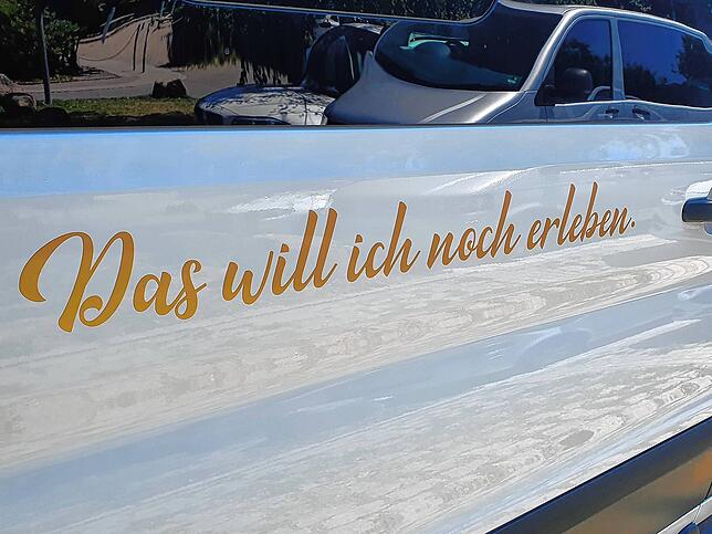 &bdquo;Das will ich noch erleben&ldquo;, steht auf dem Wünschebus Südbaden, der den letzten Wunsch von Patienten erfüllt.