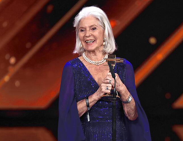 Christiane Hörbiger wird bei der 53. Verleihung der Goldenen Kamera 2018 in Hamburg mit der Goldenen Kamera für ihr ...