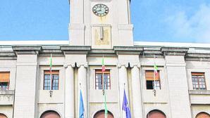 Am Ziel: Michael Sackmann vor dem Rathaus im italienischen Imperia.